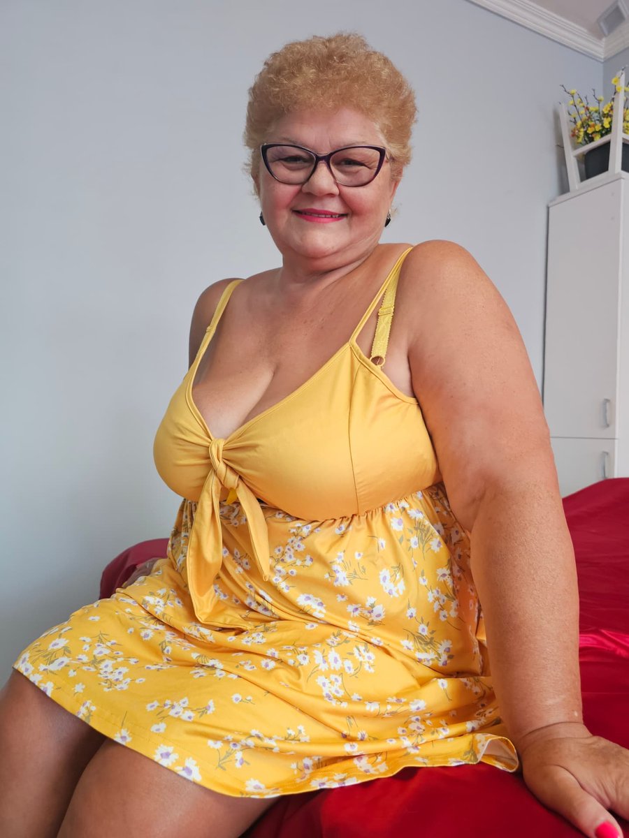 JessicaJeXxX's tweet photo. Would you date older women? I'm 64. 
◯ Yes 
◯ No https://t.co/sQ2yaVuPQF