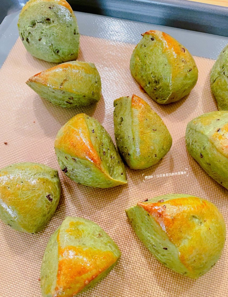 mothl834058's tweet photo. Stumbled on this warm matcha scone with oozing red bean paste at the tiny corner café—weekend energy just hit different.， https://t.co/kfYZtBv7uA