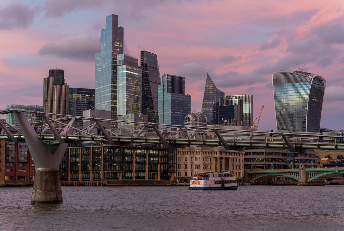 MickieBert062e's tweet photo. When London’s sky turns pink at sunset. https://t.co/PIrtHtCUWY
