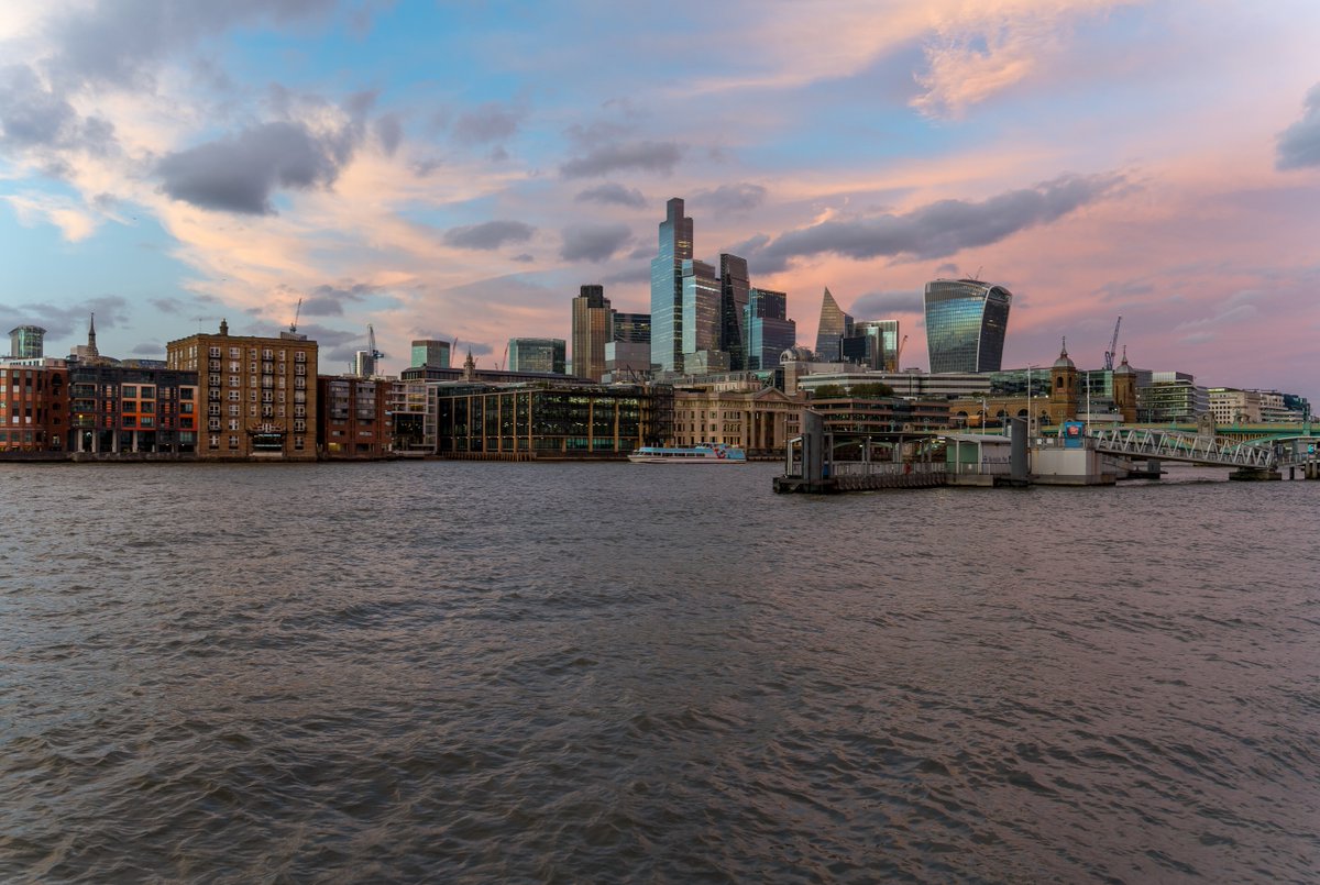 MickieBert062e's tweet photo. When London’s sky turns pink at sunset. https://t.co/PIrtHtCUWY