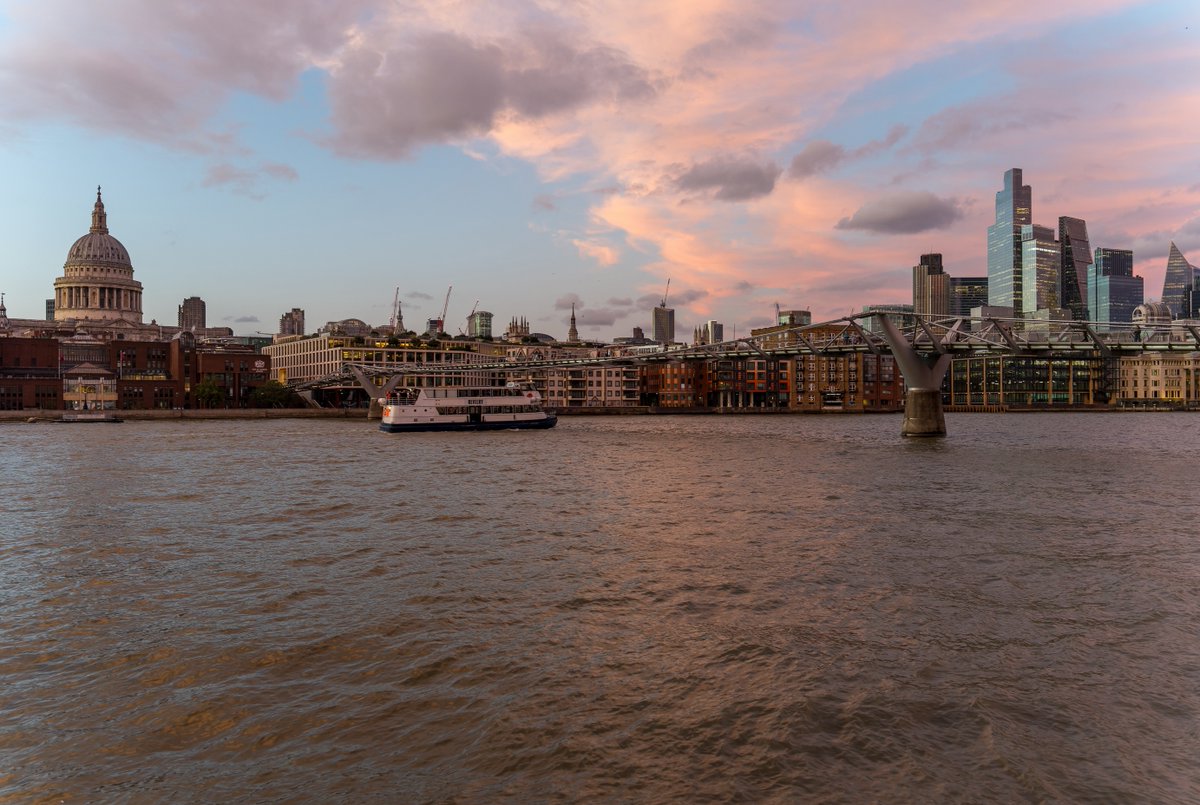 MickieBert062e's tweet photo. When London’s sky turns pink at sunset. https://t.co/PIrtHtCUWY