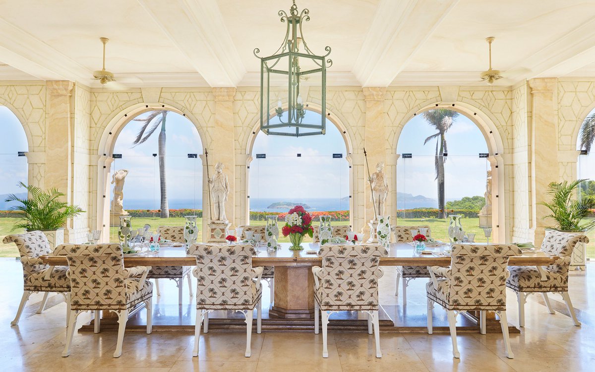 FrancoisCame's tweet photo. Photos de la villa louée par Mathieu Pigasse pour ses vacances (430 000 €, 18 domestiques compris). 

Cela nous permet de savoir que le patron de Radio Nova a le même goût de chiotte qu'un oligarque russe qui aurait engagé D. Trump comme architecte d'intérieur. 🙂

@MPigasse https://t.co/BxzMiBCHlm