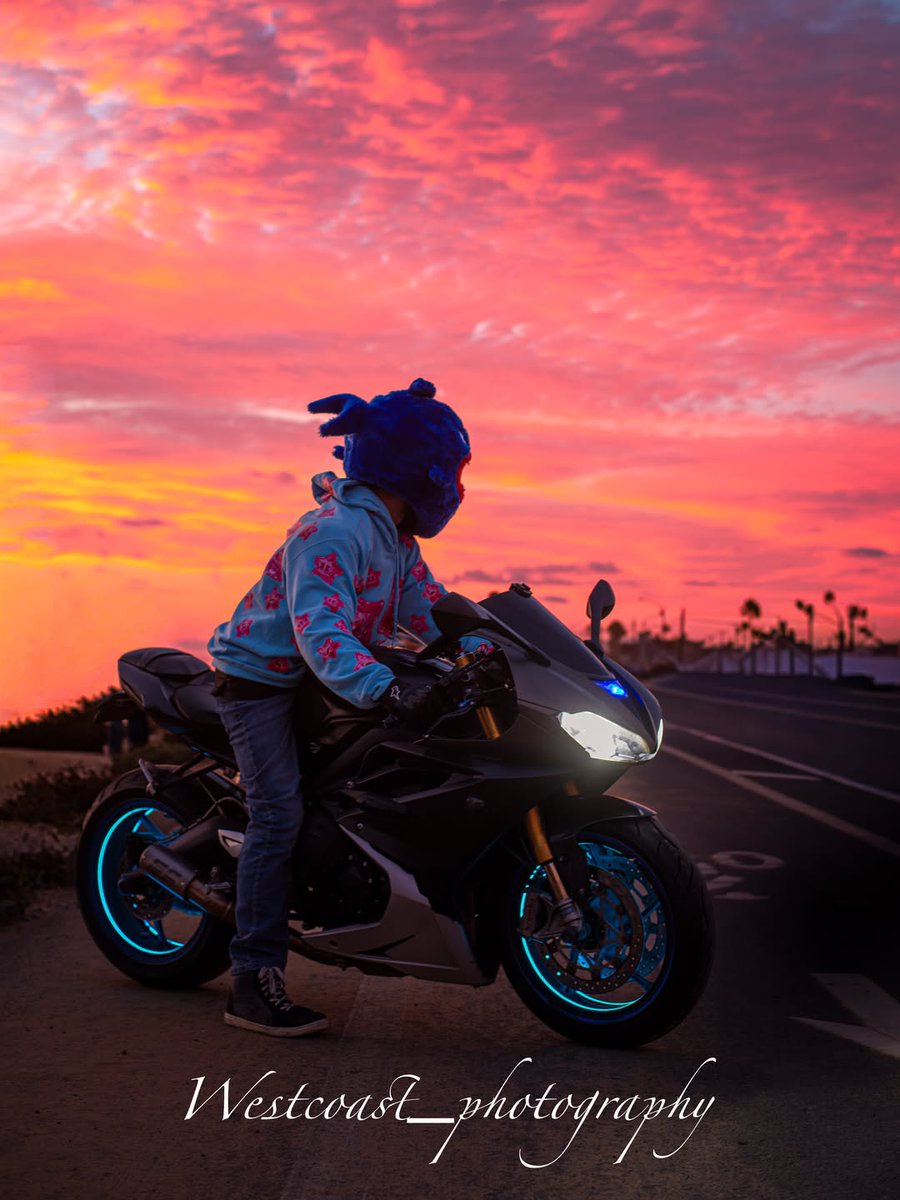 HoneySniff's tweet photo. Two wheels, endless roads, and a whole lot of attitude. https://t.co/kLOFGXy13Y
