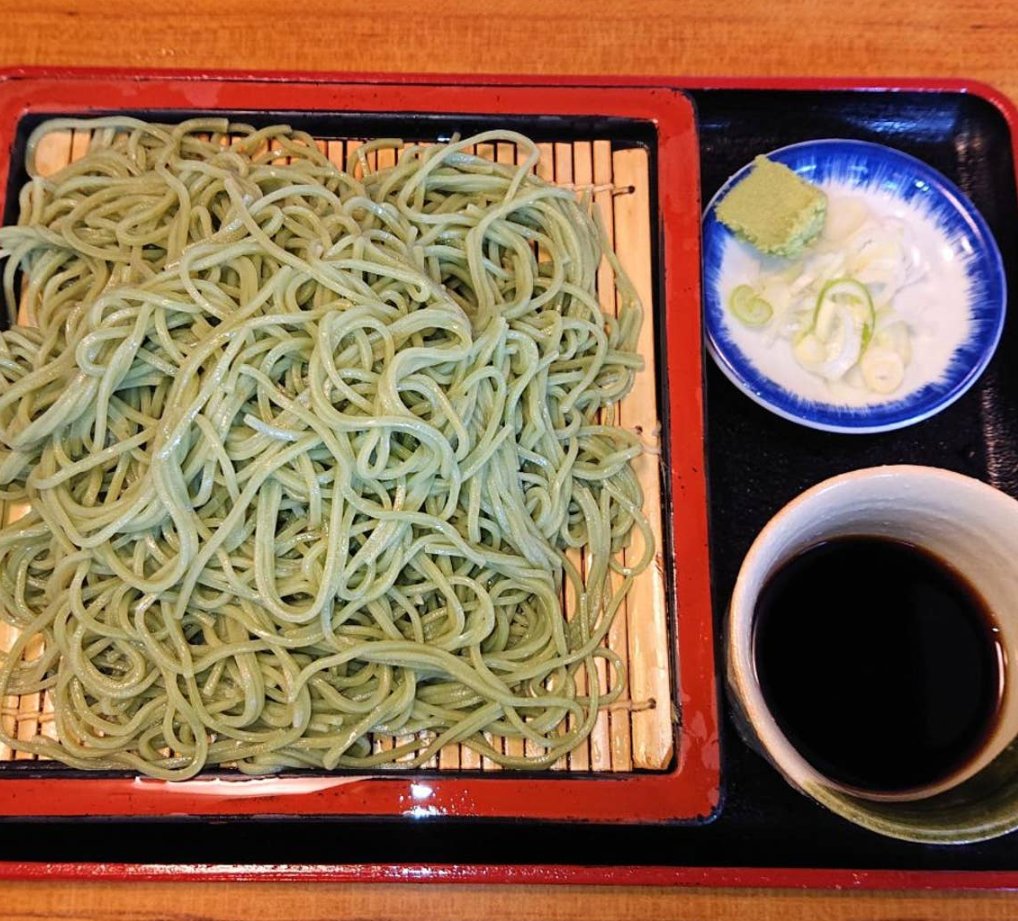 harachi_'s tweet photo. ◆世の中暑い日も続き、バテ気味なので、ざるそば食べましょう！◆【霞町 長寿庵 赤坂支店】ざるそば　¥850　赤坂散策、おっ！合った、知らなかった名店、折角東京居るし、関東のざるそばも食べる　ん？えっ？緑色？聞いてみると、麺の中クロレラ配合　#霞町長寿庵　#赤坂ランチ　#赤坂そば　#はらちー https://t.co/oJN6MW3tcD