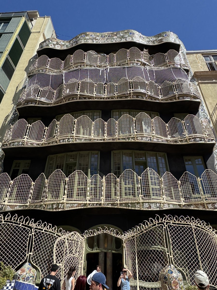 bkhawks70's tweet photo. Casa Batllo. #Gaudi 👌 https://t.co/YsOqJNUl9F