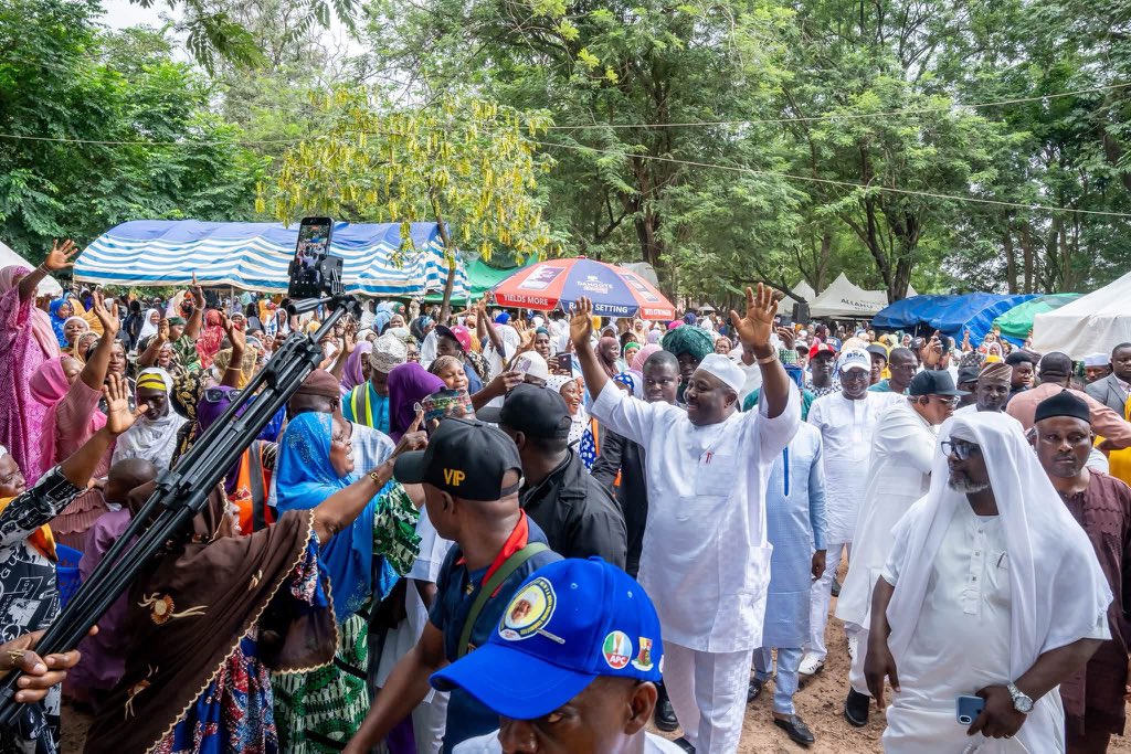 Wealth960's tweet photo. Today, Oyo State APC Gubernatorial Candidate, Sen. Sharafadeen Abiodun ALLI, PhD, visited members of Alasalatu at the Yidi praying ground.

Sen. Alli was warmly received and accorded a dignified welcome. During the visit, he shared his vision and intentions for Oyo State. 

ÒYÒAHEAD 
OYOMUSTALLY