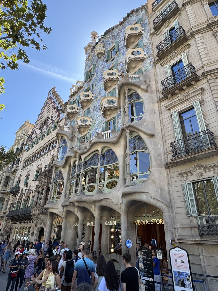 bkhawks70's tweet photo. Casa Batllo. #Gaudi 👌 https://t.co/YsOqJNUl9F