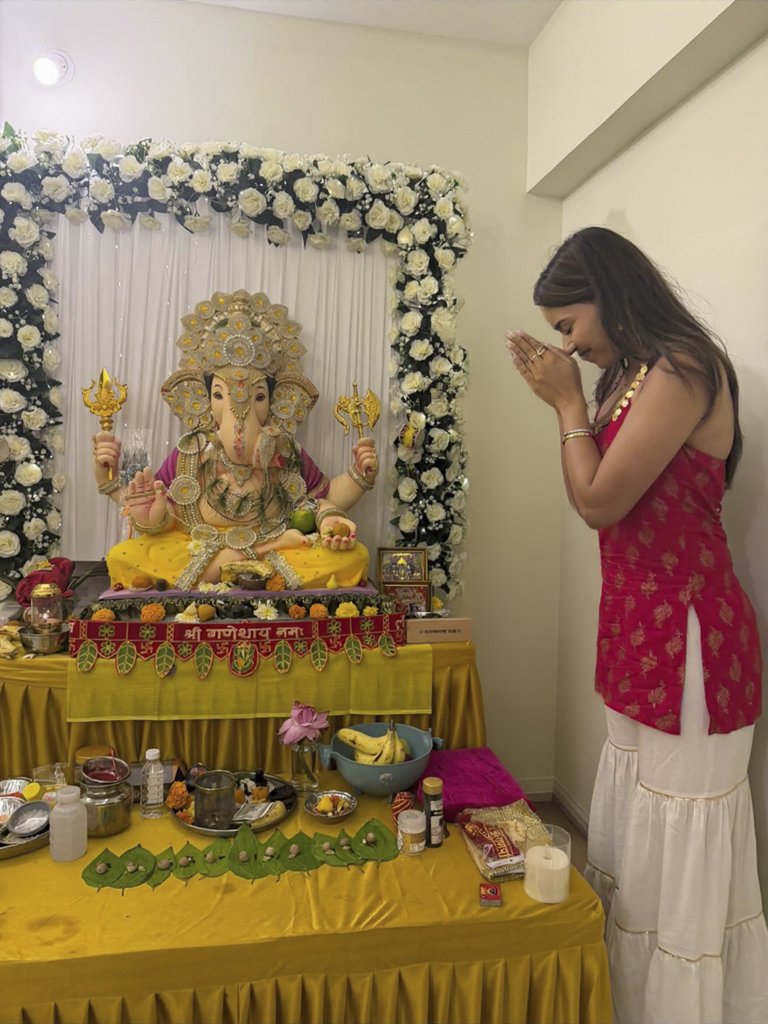 BedaTarrJaye's tweet photo. May this be the first of many more Ganpatis they celebrate in Mumbai🥺🌸🙏🏻✨ Will be waiting for the day they welcome Bappa at their own place🏡🧿

#AkankshaChoudhary #YogeshRawat https://t.co/oJ0zc373Gi