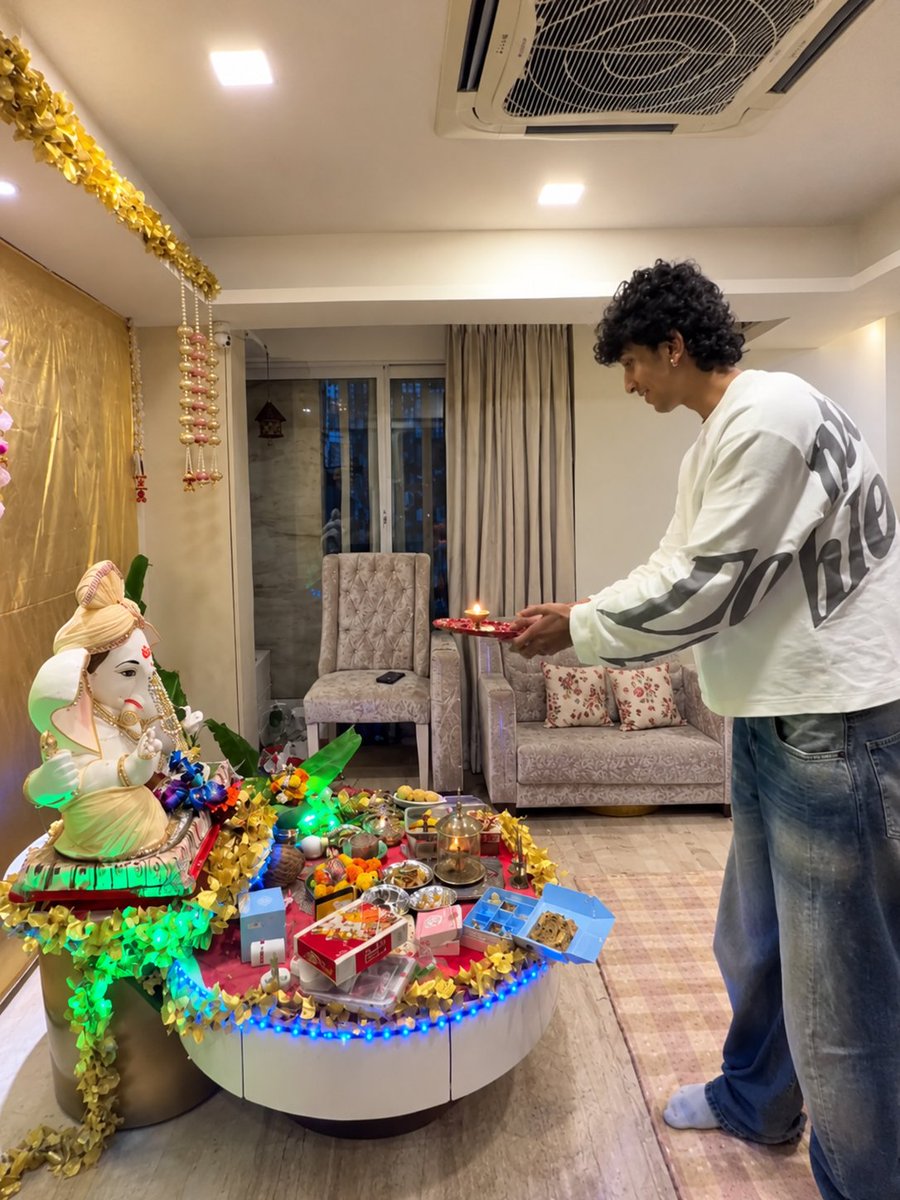 BedaTarrJaye's tweet photo. May this be the first of many more Ganpatis they celebrate in Mumbai🥺🌸🙏🏻✨ Will be waiting for the day they welcome Bappa at their own place🏡🧿

#AkankshaChoudhary #YogeshRawat https://t.co/oJ0zc373Gi