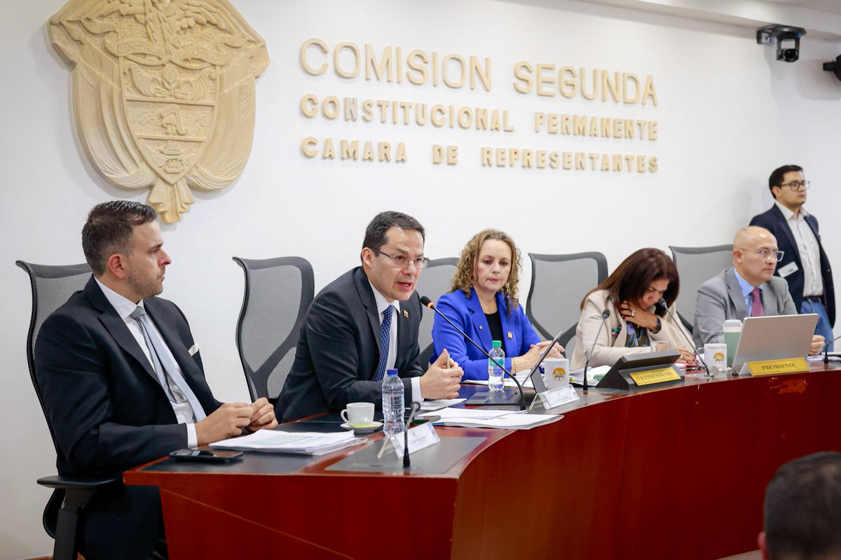 BGRuddyArias's tweet photo. Por delegación del ministro @generaljmora, hoy presentamos ante la @Comision2camara el panorama presupuestal del #SectorDefensa y las @FuerzasMilCol, dando un contexto real de la situación fiscal y ofreciendo respuestas a los interrogantes de los honorables representantes. 🇨🇴 https://t.co/03gJ8nClH5