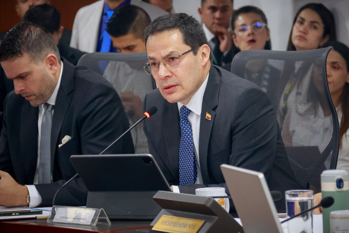 BGRuddyArias's tweet photo. Por delegación del ministro @generaljmora, hoy presentamos ante la @Comision2camara el panorama presupuestal del #SectorDefensa y las @FuerzasMilCol, dando un contexto real de la situación fiscal y ofreciendo respuestas a los interrogantes de los honorables representantes. 🇨🇴 https://t.co/03gJ8nClH5