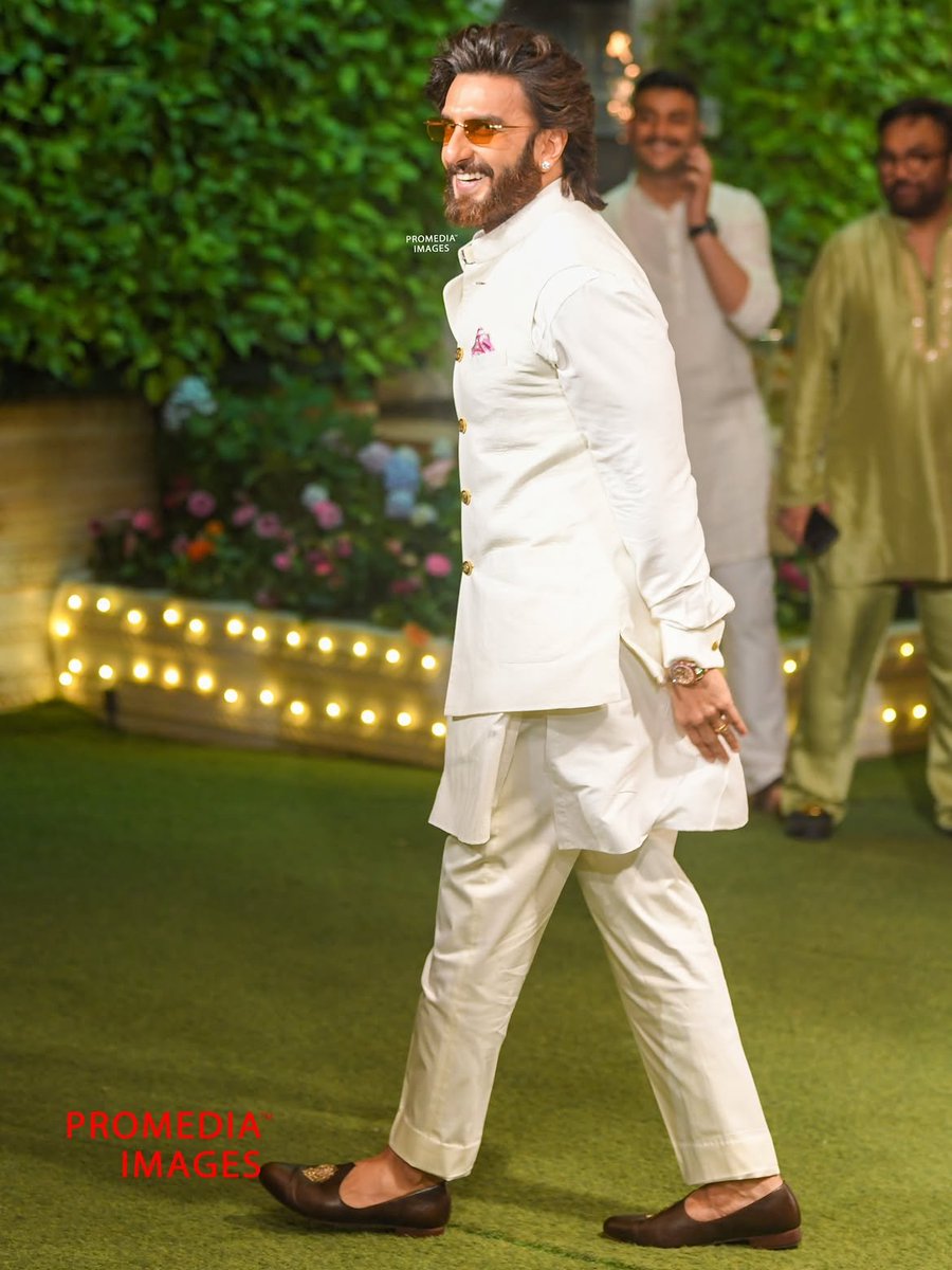 RanveermovieFC's tweet photo. Ranveer Singh at the Ambani Ganesh Chaturthi celebrations 😍🔥 #ranveersingh https://t.co/DfZfa3zk56