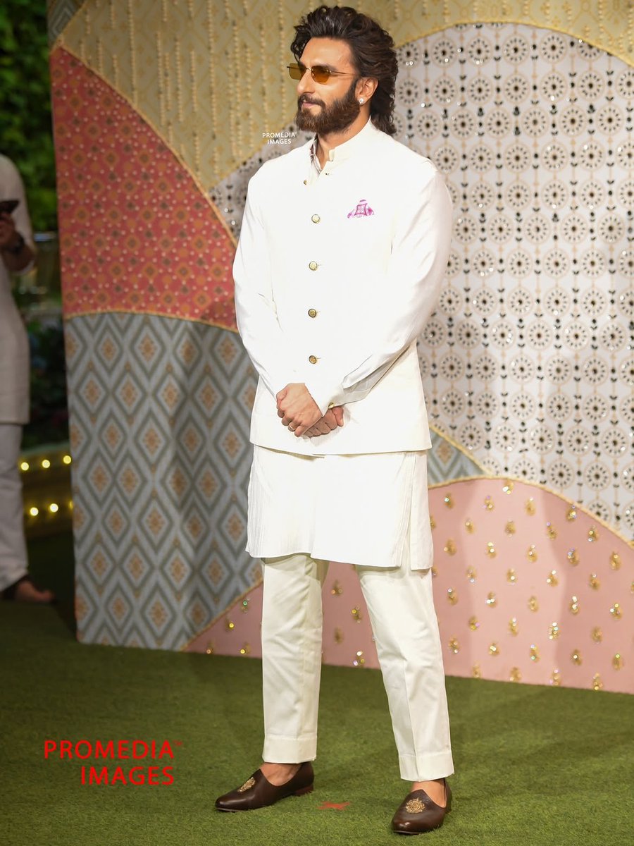 RanveermovieFC's tweet photo. Ranveer Singh at the Ambani Ganesh Chaturthi celebrations 😍🔥 #ranveersingh https://t.co/DfZfa3zk56