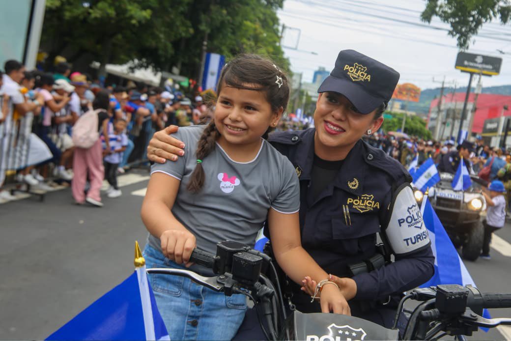 PNCSV's tweet photo. 🇸🇻 ¡Te saludan reverentes las nuevas generaciones!

A ellos nos debemos y como una Policía cercana a la población nos honra conmemorar juntos esta gesta histórica. 🫡💙🤍 https://t.co/VcKxlIOdz1