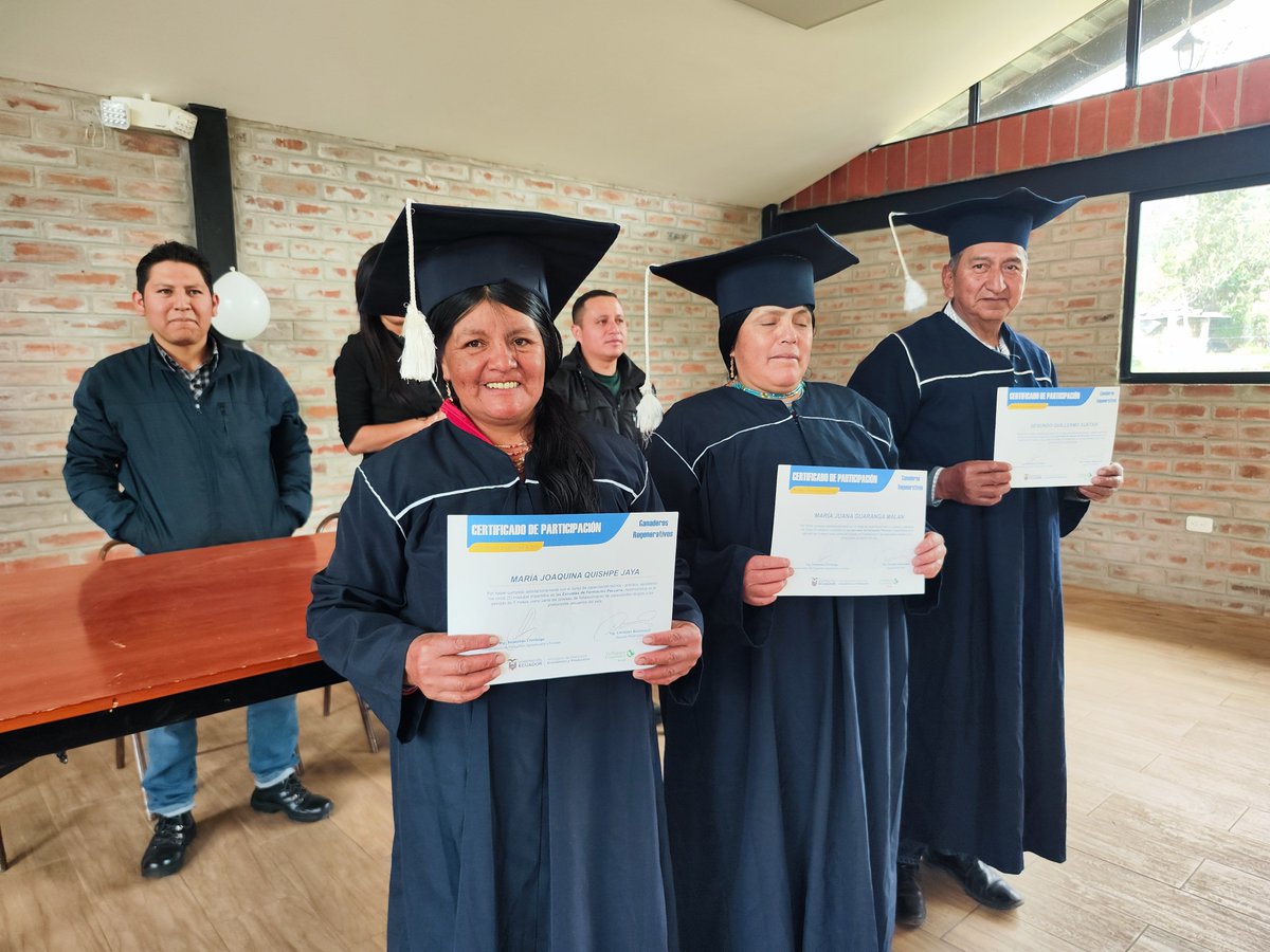 Agricultura_CZ2's tweet photo. ¡Más conocimientos para el sector pecuario en #Pichincha! 🐄🌱

Ganaderos de El Vallcito, en Rumiñahui, culminaron su formación en ganadería regenerativa, nutrición, sanidad y manejo animal, incorporando nuevas herramientas para mejorar su producción de manera sostenible. 🎓 https://t.co/kfmMzVPevI