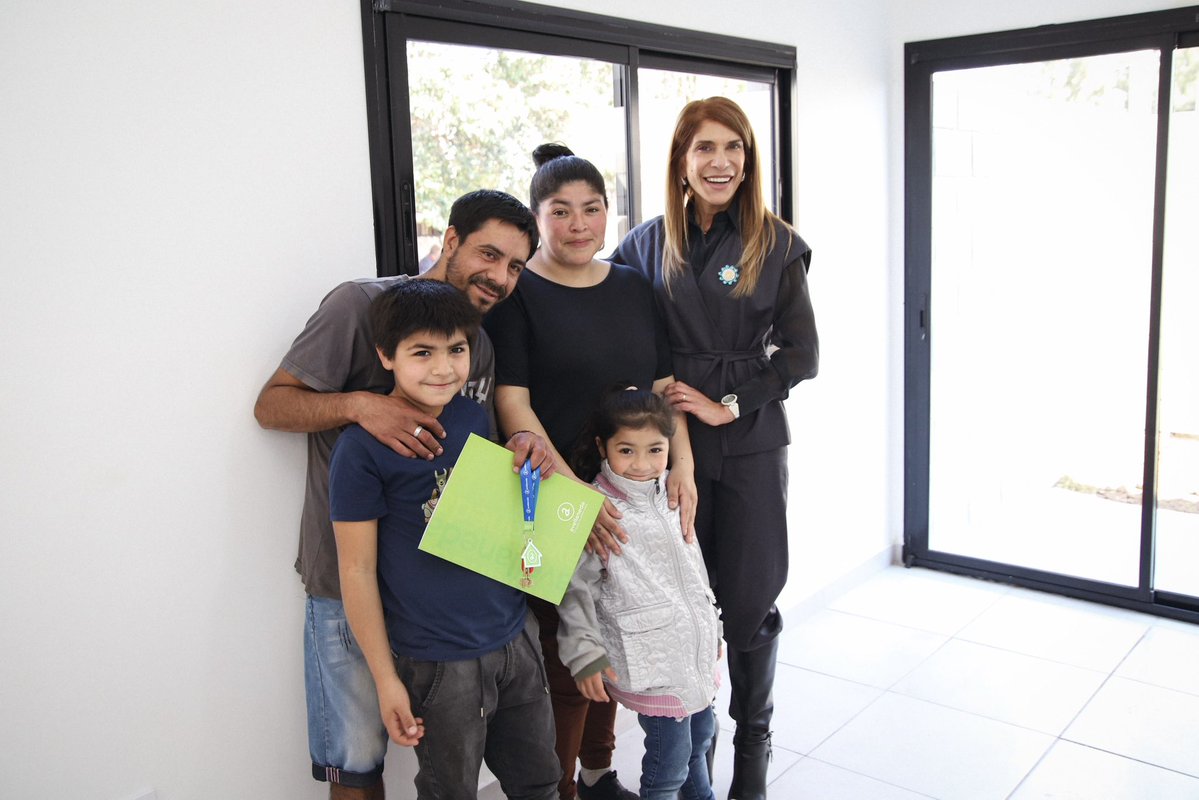 magdysierra's tweet photo. 🏡 | Entregamos viviendas a ocho familias que logramos relocalizar, en el marco de la urbanización del Predio Vagón y ex Ferrosur.

Cada una de ella está equipada con cocina, baños, habitaciones y patio con lavadero.

En Avellaneda entendemos que la vivienda tiene que ser digna para el desarrollo de nuestra comunidad, y seguiremos trabajando para que cada día más familias de nuestra ciudad puedan acceder a ella.