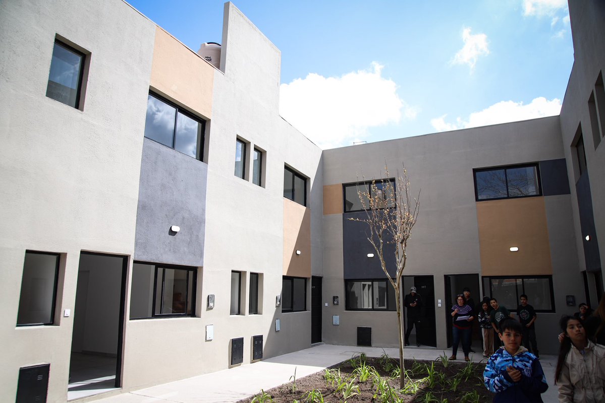 magdysierra's tweet photo. 🏡 | Entregamos viviendas a ocho familias que logramos relocalizar, en el marco de la urbanización del Predio Vagón y ex Ferrosur.

Cada una de ella está equipada con cocina, baños, habitaciones y patio con lavadero.

En Avellaneda entendemos que la vivienda tiene que ser digna para el desarrollo de nuestra comunidad, y seguiremos trabajando para que cada día más familias de nuestra ciudad puedan acceder a ella.