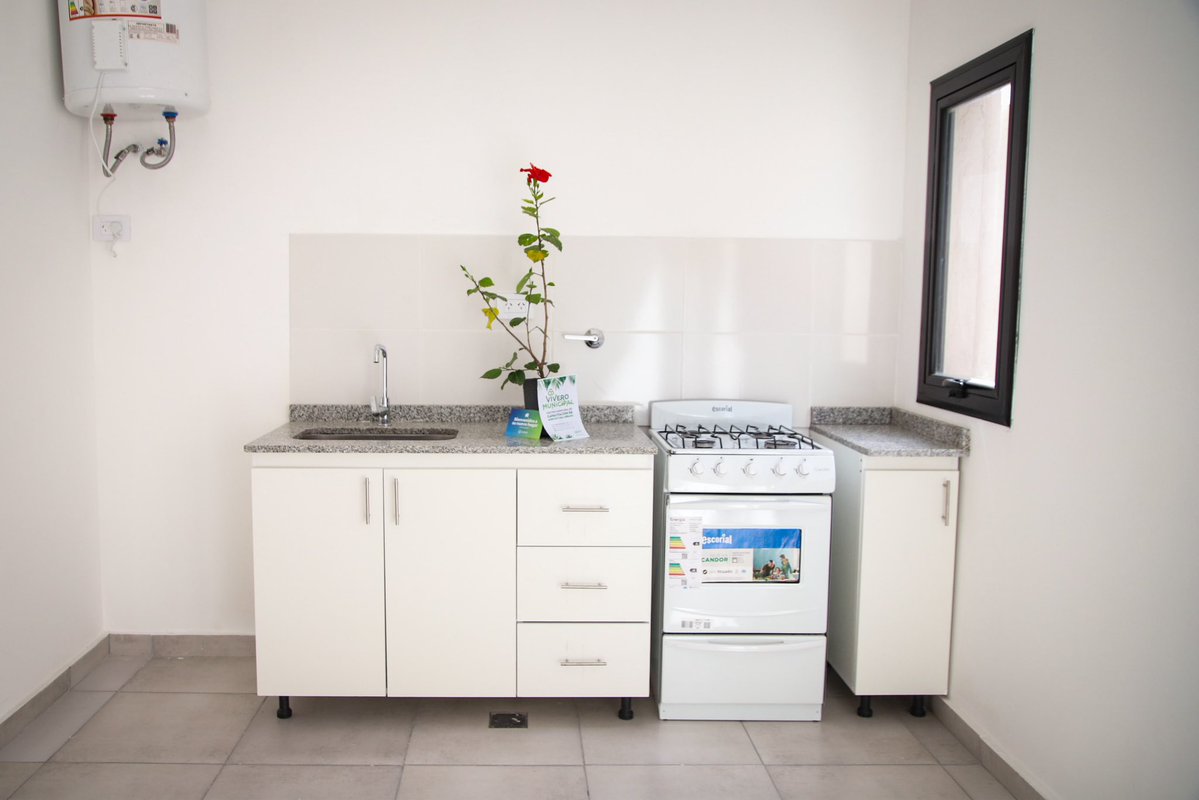 magdysierra's tweet photo. 🏡 | Entregamos viviendas a ocho familias que logramos relocalizar, en el marco de la urbanización del Predio Vagón y ex Ferrosur.

Cada una de ella está equipada con cocina, baños, habitaciones y patio con lavadero.

En Avellaneda entendemos que la vivienda tiene que ser digna para el desarrollo de nuestra comunidad, y seguiremos trabajando para que cada día más familias de nuestra ciudad puedan acceder a ella.