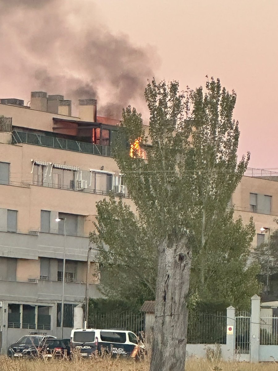 BomberosDip_VLL's tweet photo. 🔥 Intervenimos en un incendio en el patio de un ático en Medina del Campo.

🚒 Dos dotaciones se desplazaron hasta el lugar y controlaron el incendio.

👨‍🚒 La situación quedó controlada sin que se propagara al resto del inmueble. https://t.co/sS6nDQzdAa