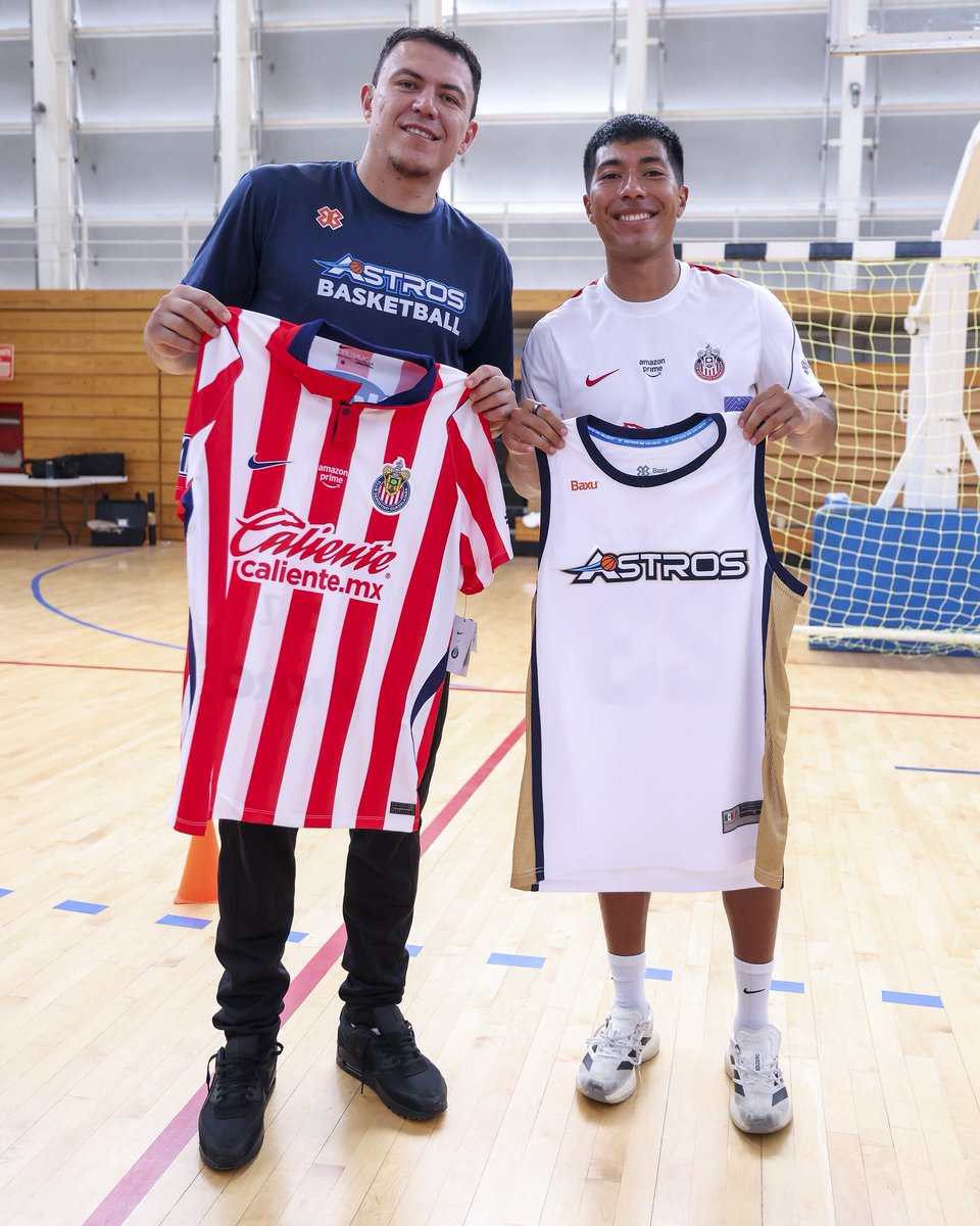 Chivas's tweet photo. 🙌🏼 ¡Un placer reunirnos, @AstrosJalisco! 🏀

👀 ¡Atentos a los videos que vienen! 🔥 https://t.co/NkbUtSjbJ5