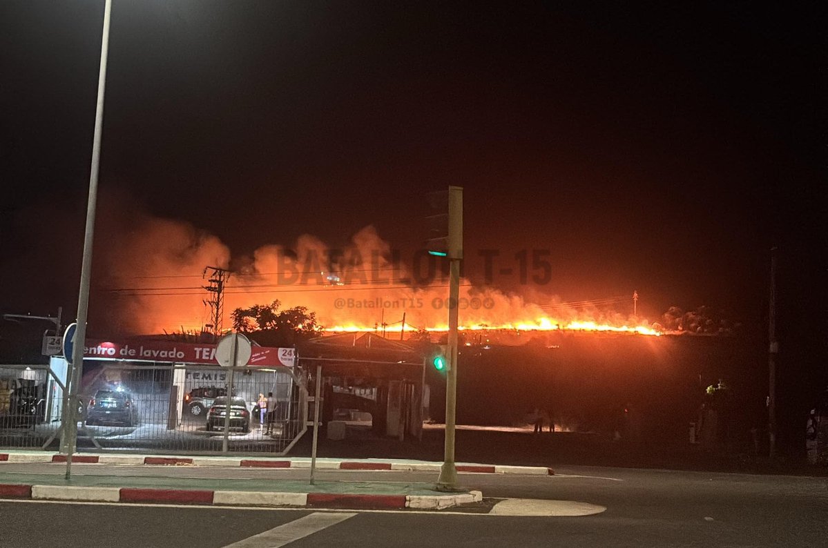 Batallont15's tweet photo. #Cáceres | Declarado un incendio forestal en la Ronda Puente Vadillo de Cáceres; #IFCáceres.
Movilizados medios del #PlanINFOEX y @DiputacionCC. https://t.co/KGt8kSnvqv