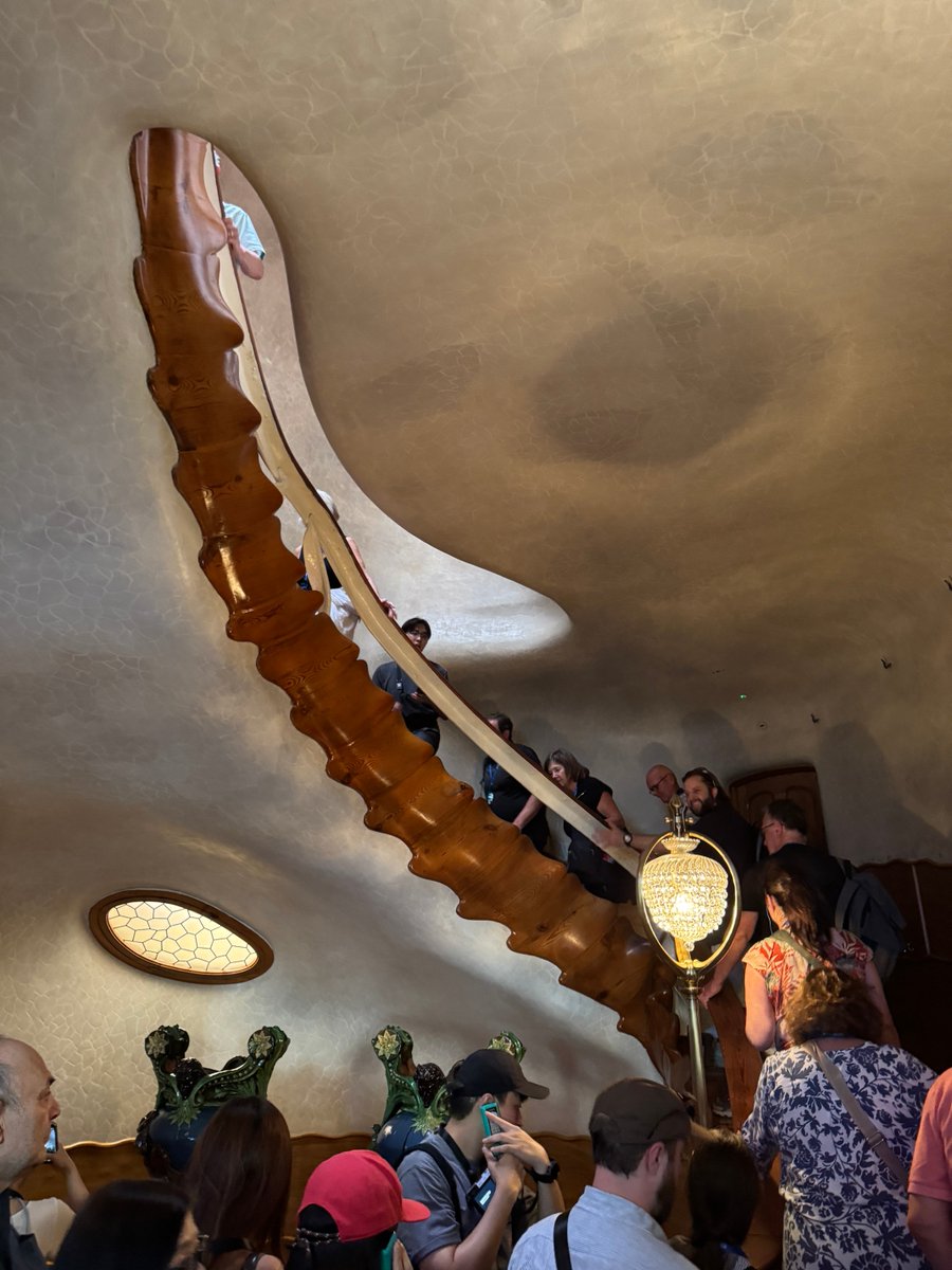 bkhawks70's tweet photo. Casa Batllo. #Gaudi 👌 https://t.co/YsOqJNUl9F