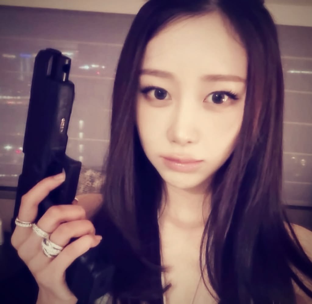pattyshi09's tweet photo. It seems like #that fandom is trying to start a hate train against Giselle

As a result, they just look like stalkers going through her feeds and prev photos, trying to gather all the toy weapons she posted so they can use them to justify their nonsensical arguments🤣🤪 https://t.co/hyCGPr435n