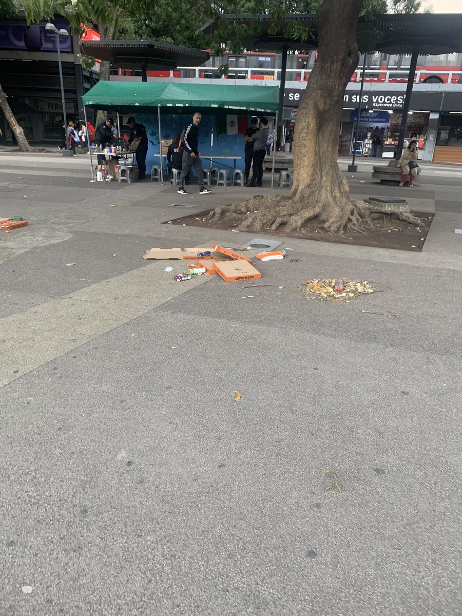 DiAndy0621's tweet photo. Lamentable ver que la gente sea tan puerca, esto en la glorieta de Insurgentes, según intentaron rescatar este espacio pero entre que la gente es sucia y que sigue habiendo mucho indigente o inmigrantes @AlcCuauhtemocMx , @GobCDMX https://t.co/OyT3W6TfQZ