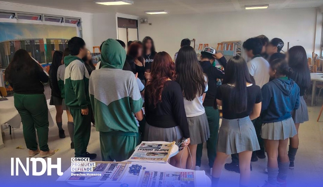 inddhh's tweet photo. En el marco del Mes de la Memoria, el Liceo Octavio Palma Pérez invitó al #INDHAricayParinacota a exhibir parte de su muestra sobre la contaminación por polimetales en Arica para conmemorar el 11 de septiembre. Este caso de contaminación se remonta a 1984, cuando la dictadura permitió el ingreso de 20 mil toneladas de desechos tóxicos sin exigir medidas de seguridad para su manipulación. La exhibición contó con la participación de aproximadamente 200 estudiantes en las visitas guiadas.
