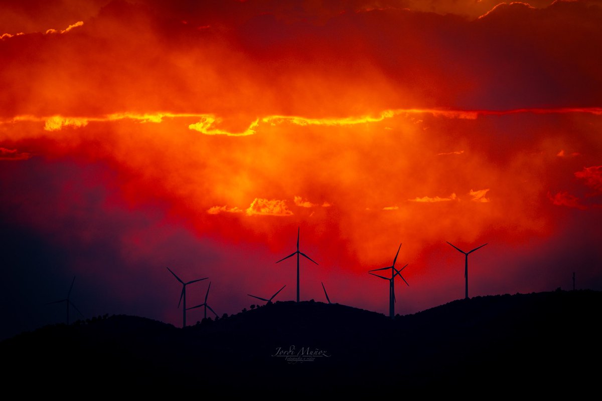 jordimudom's tweet photo. #IFTuéjar desde los molinos de Alcublas. A través del parque eólico de Higueruelas.

La tarde de nuevo se tiñe de rojo

@tiempobrasero 
@A3Noticias 
@ElTiempoA3 https://t.co/5MAFePLkyi