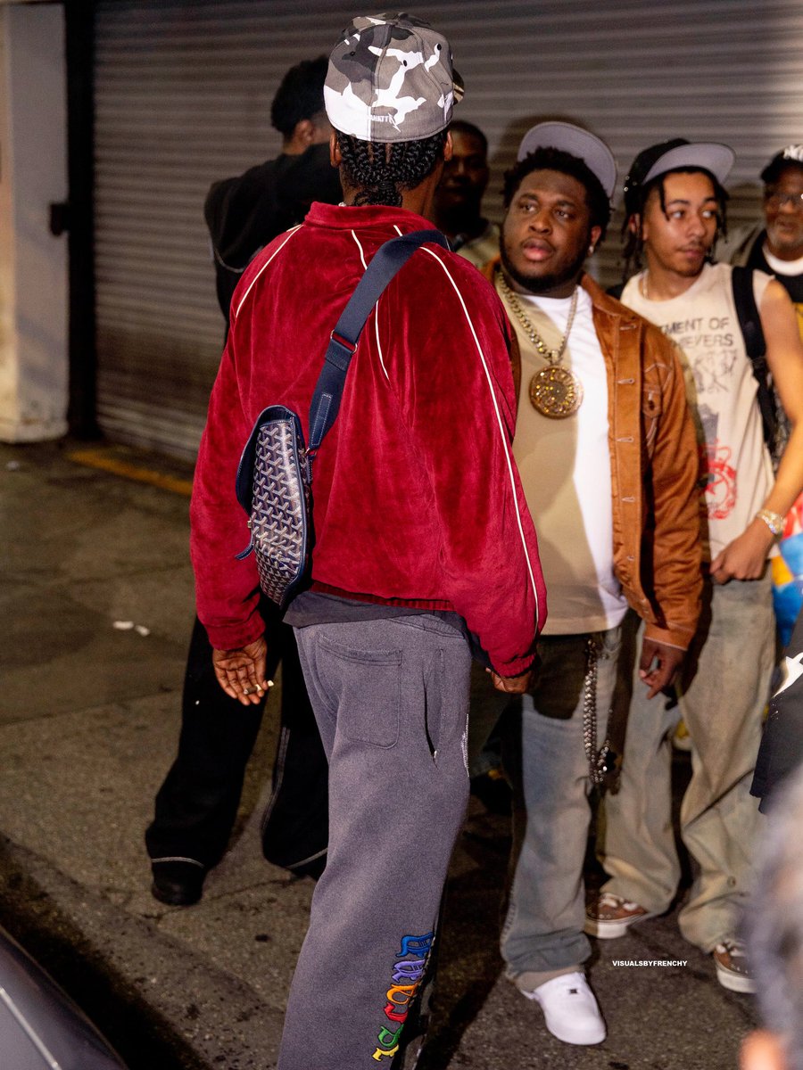wavecheckers's tweet photo. Meek Mill in NYC with Cash Cobain 💎 https://t.co/rXXUDioVcm