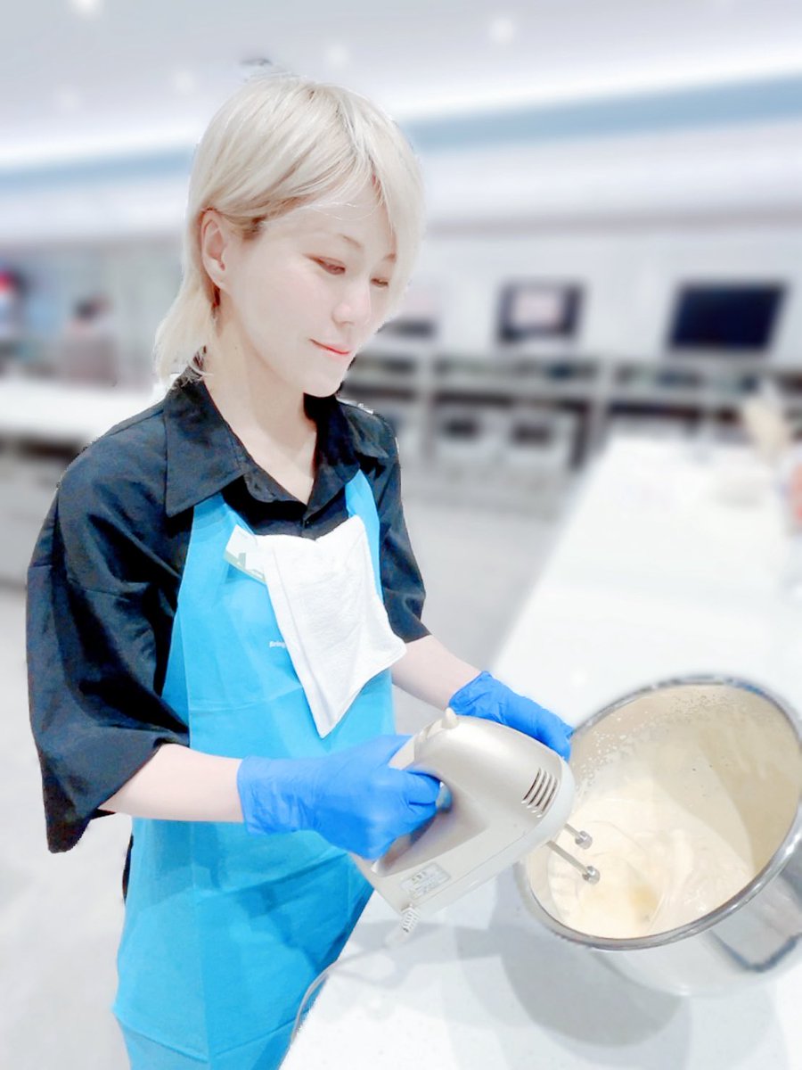 kyan322's tweet photo. おはよう朝☀️

実は先日、京都から東京に遠征に来てた御子神にお誘いいただいて初めてのお料理教室を体験してきました🍳
これが噂の…！

ケーキ作ったよ、エレガンスでしょ🧁 https://t.co/yzpZcfP82l