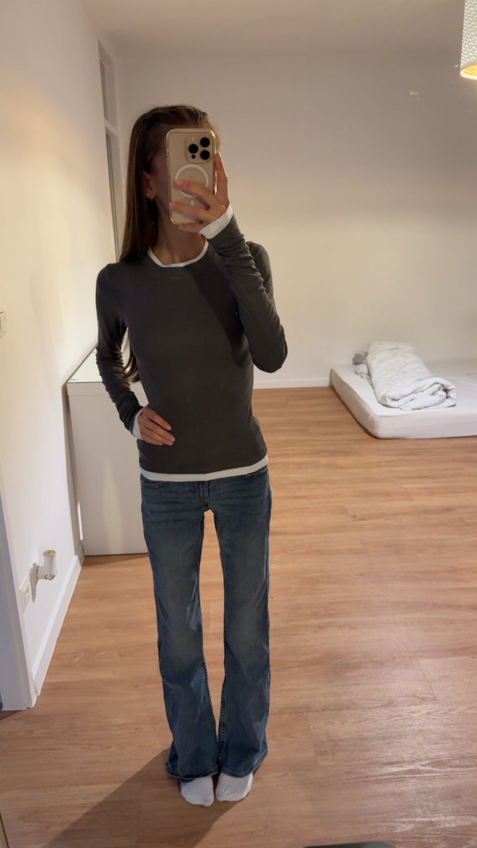 sandryn_3's tweet photo. Guys this is my tiny try on haul!! 🤍🐰 I got some new jeans, they don’t fit perfectly but I want to alter them. And I got 2 basic tops for school. These pants have such cute back pockets!! 🤩#bodycheck #tryonhaul #thinspo #outfitspo https://t.co/7yE15ysPuG