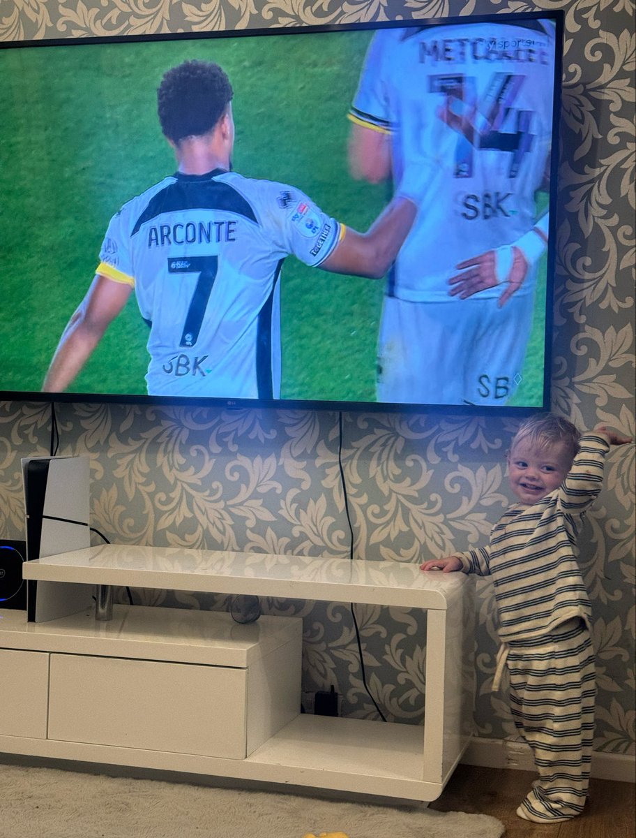amberr0se91's tweet photo. Safe to say he’s Millwall through and through 🙌🦁 

Albie is very happy with the result so far 🙌🥰 

COYL! #millwall #millwallfc #millwallfan #13months #footballmad #mylion #coyl https://t.co/F2mikx0aY0