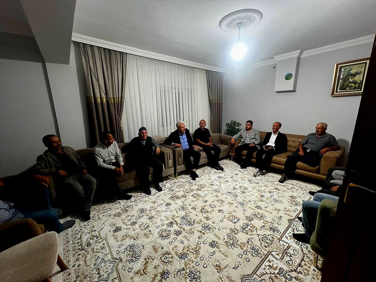 umitkanan72's tweet photo. 📍 Tuşba | Gülsünler Mahallesi

Yönetim Kurulu üyelerimizle birlikte Gülsünler Mahallemizde vatandaşlarımızla bir araya geldik. Hemşehrilerimizin talep ve beklentilerini yerinde dinleyerek mahallemizin ihtiyaçları üzerine istişarelerde bulunduk.

Sahada vatandaşlarımızla bir araya gelmeye, talep ve önerilerini dinlemeye devam ediyoruz. Bizleri samimiyetle karşılayan ve misafirperverlik gösteren tüm hemşehrilerimize teşekkür ediyoruz.

#AKPartiTuşba #TürkiyeYüzyılı #DurmakYokYolaDevam
@ahmetbuyukgumus @mustafaalkayis @Recep_ayd25 @K_Turkmenoglu_V @Burhan_Kayaturk @ArvasAbdulahat  @serdaraysan65 

@akparti @AKGMTeskilat @akpartivan @vanaktusba