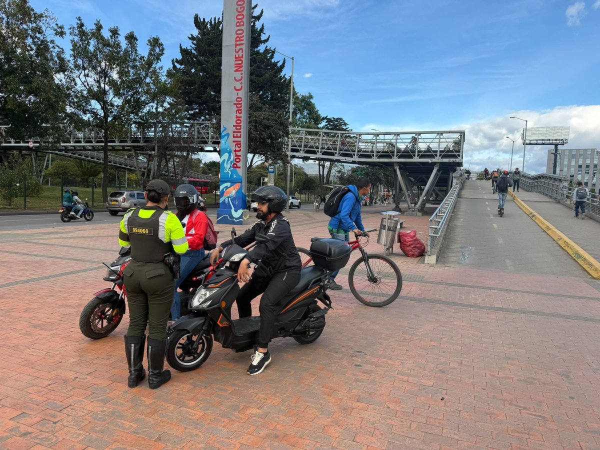 TransitoBta's tweet photo. 🚴‍♂️⚠️ El andén es para el peatón.
Invitamos a los ciclistas a respetar los espacios destinados a cada actor vial. Transitar en bicicleta por el andén pone en riesgo a quienes caminan.

🚔 En Bogotá continuamos con controles y acciones pedagógica para una movilidad más segura. https://t.co/jvfiq8yDO5