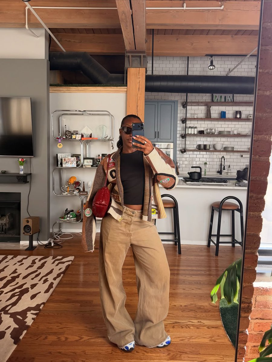 NoteSphere's tweet photo. Wake up, Michelle Alozie just posted fit pics! https://t.co/LtfQzHpYqD