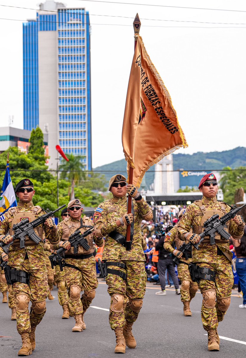 FUERZARMADASV's tweet photo. 🇸🇻 Con fervor patriótico, el Comando de Fuerzas Especiales participó en el desfile militar. 
#ElFuturoEsNuestro https://t.co/VGRsaJnAqY