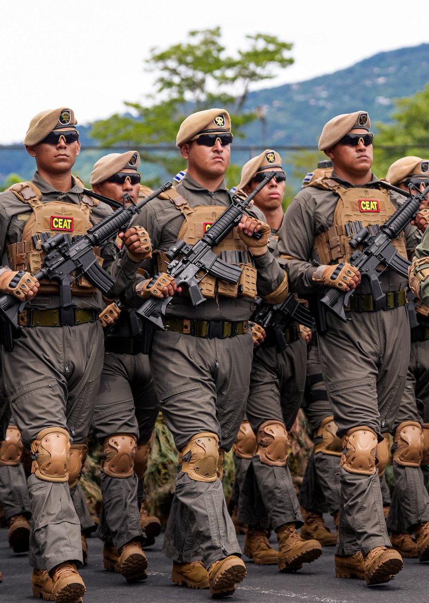 FUERZARMADASV's tweet photo. 🇸🇻 Con fervor patriótico, el Comando de Fuerzas Especiales participó en el desfile militar. 
#ElFuturoEsNuestro https://t.co/VGRsaJnAqY
