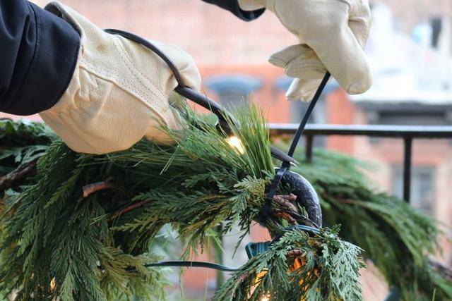 gidgl199639's tweet photo. Turn an old mason jar into a cute herb planter with just some drill bits and twine! A tiny, cheap makeover that spruces up my windowsill.， https://t.co/Nk7iYb6Jz4