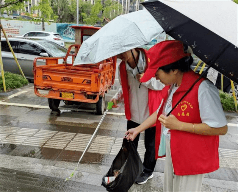 quien561898's tweet photo. A stranger helped me pick up all my spilled books at the rainy bus stop—warmth in small things makes the day. https://t.co/KFjg0OvCBY