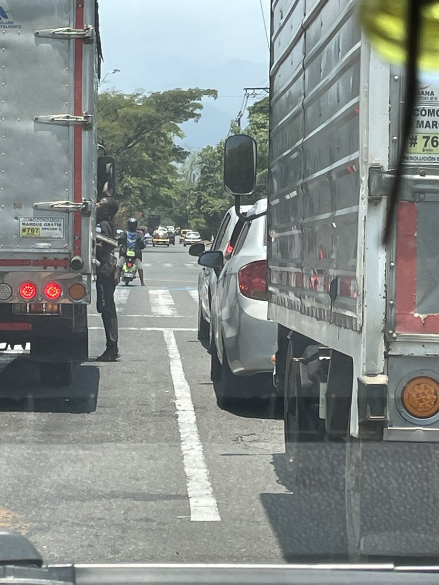 MiguelGarces1's tweet photo. Mk pónganle seriedad a esas motos, como le vas a dar una moto de esas a tu abuela. Se anda andando los semáforos en rojo https://t.co/7kClyoCSeg