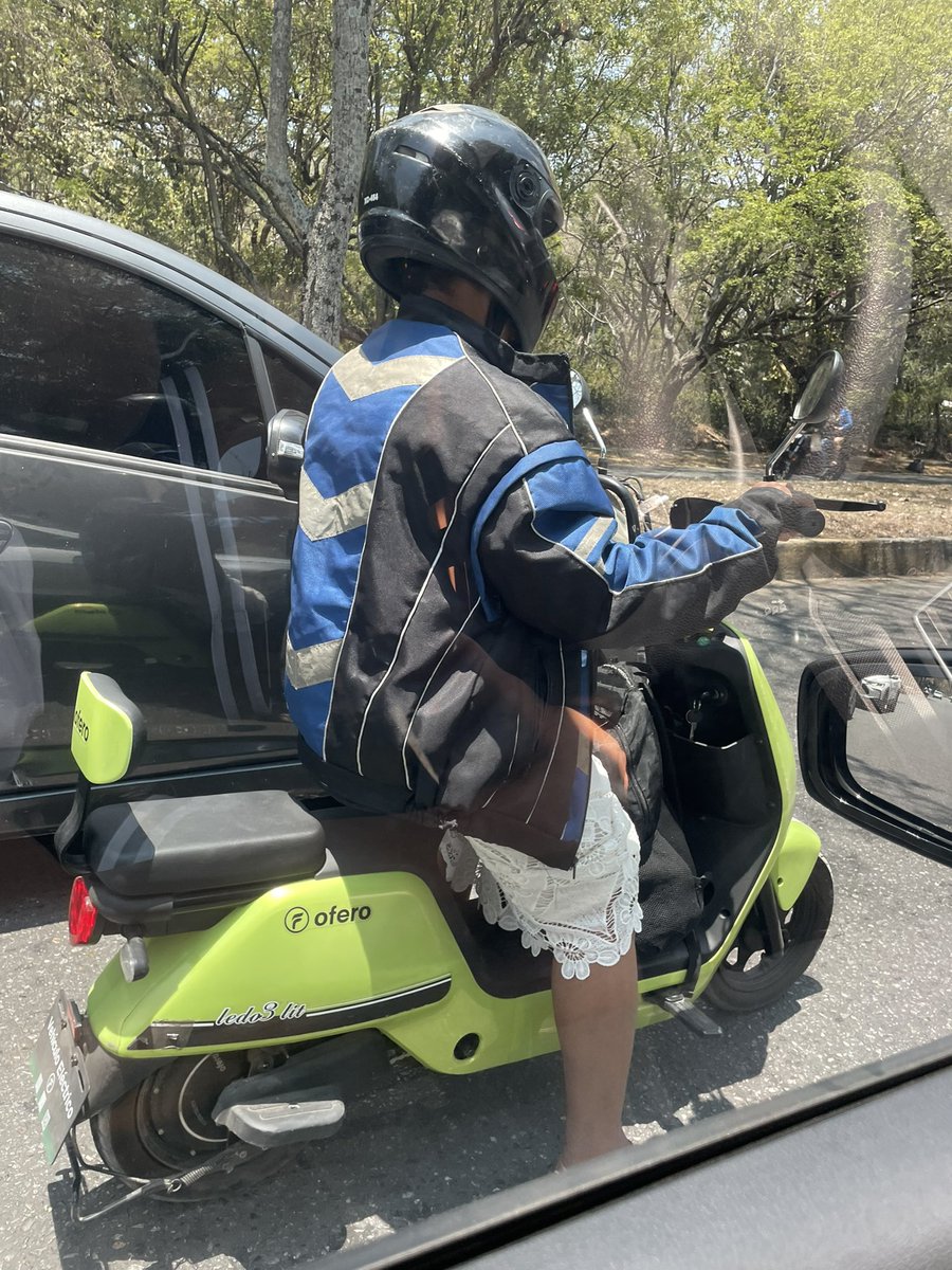 MiguelGarces1's tweet photo. Mk pónganle seriedad a esas motos, como le vas a dar una moto de esas a tu abuela. Se anda andando los semáforos en rojo https://t.co/7kClyoCSeg