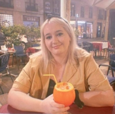 Kentuckygirl1's tweet photo. Meet Poppie Platt, a pop culture writer for The Telegraph. 

I wonder why she's so negative about Sydney Sweeney? https://t.co/n7jD9SNHvC