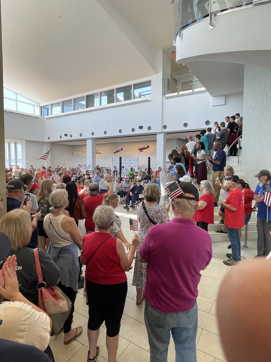 Forecaster's tweet photo. Veterans Honor Flight #17, Marion IL is home. https://t.co/lR142FzMC0
