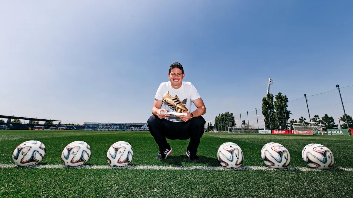 Juezcentral's tweet photo. Cuando rememoremos, en un futuro, la carrera de James en la selección Colombia, veamos esta foto. James, con su Bota de Oro y los 6 balones por los 6 goles anotados en el Mundial 2014. Ganó también el Puskas ese año. 

No olvidar que el único NO europeo que ganó Bota de Oro en un Mundial, en los últimos 6 Mundiales, fue justamente James. 

Se podrán decir muchas cosas sobre el James versión clubes. Pero en la Selección siempre dejó todo. Gracias infinitas, Capitán.