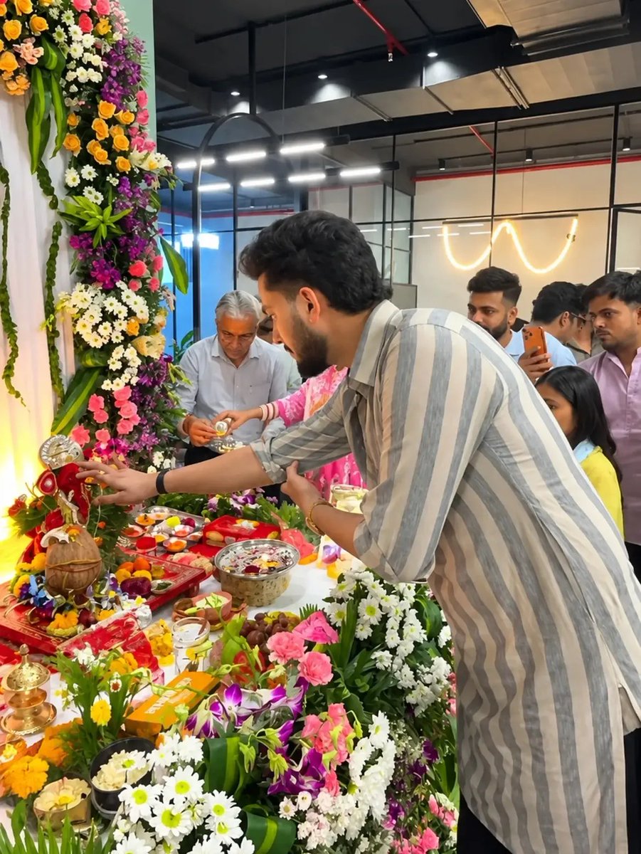 raakshay20's tweet photo. Elvish bhai at ganesh Pooja.... 🙏🙏🙏 

#elvisharmy #ElvishYadav https://t.co/cNPqwaVOBo