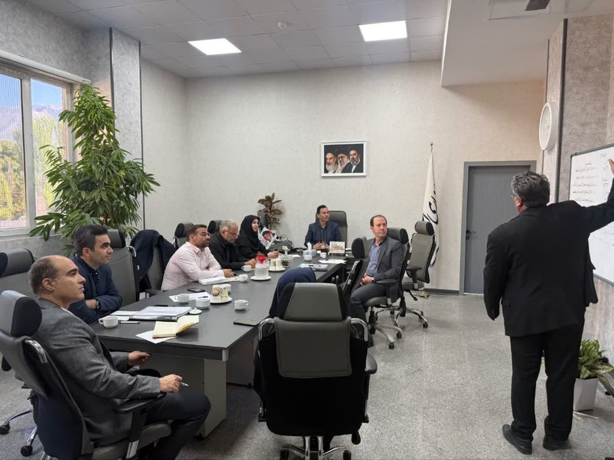 Titre1_news1's tweet photo. 🔰جلسه کمیته انرژی استان البرز به ریاست، سرپرست دفتر امور اقتصادی استانداری، برگزار شد. 

 در این نشست آخرین وضعیت تأمین و مصرف انرژی، چالش‌های موجود و راهکارهای مدیریت و بهینه‌سازی انرژی مورد بررسی قرار گرفت.

#البرز https://t.co/UBZkT4QF5C