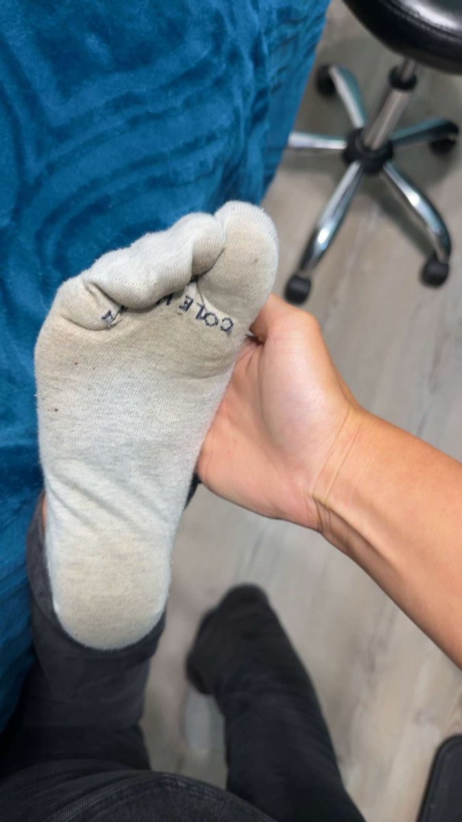 LexySoles's tweet photo. My feet had a long day. Who's paying to make them feel better? 💸

#footfetısh #dirtysocks #greysocks #socksmell #feetworshi̇p #FEETURED #feetcanada https://t.co/FUjh61IBtT
