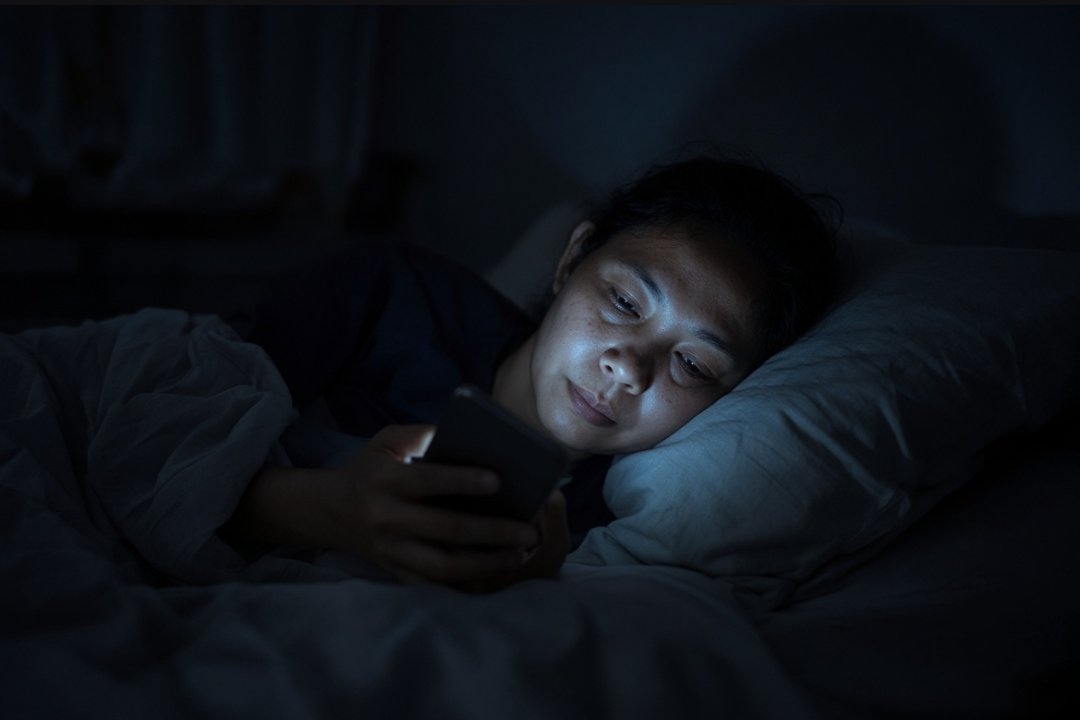 lesmailll's tweet photo. mata udah sepet banget pengen tidur, tapi jempol masih terus scroll timeline nyari keributan orang yang gak ada hubungannya sama hidup sendiri. https://t.co/I0ejXxZ3SB
